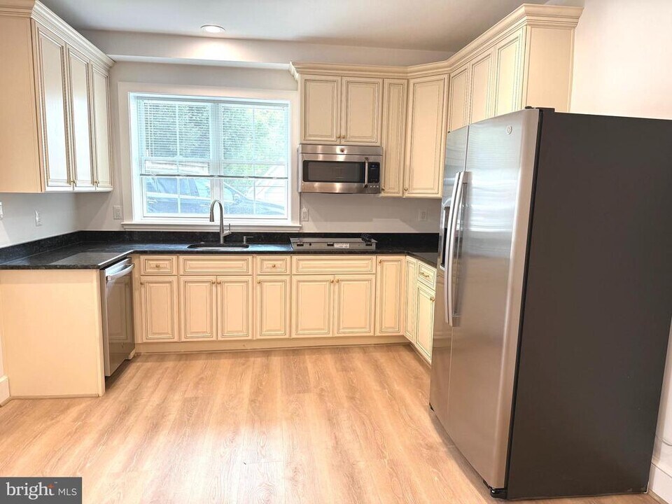 4233 East-West Hwy in Bethesda, MD - Building Photo