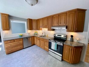 94 Glenstone Dr in Vernon, CT - Building Photo - Building Photo