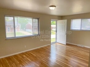 4081 Esseldale Dr in St. Ann, MO - Building Photo - Building Photo