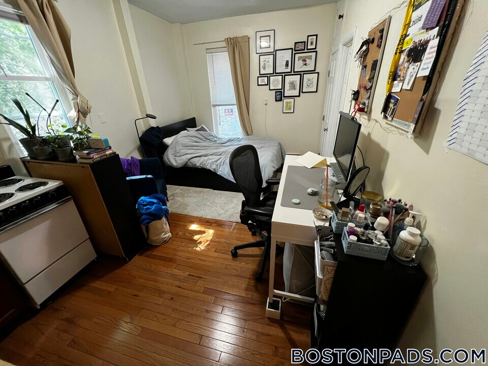 53 S Huntington Ave in Boston, MA - Building Photo