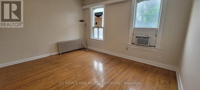 360 Gerrard St E in Toronto, ON - Building Photo - Building Photo