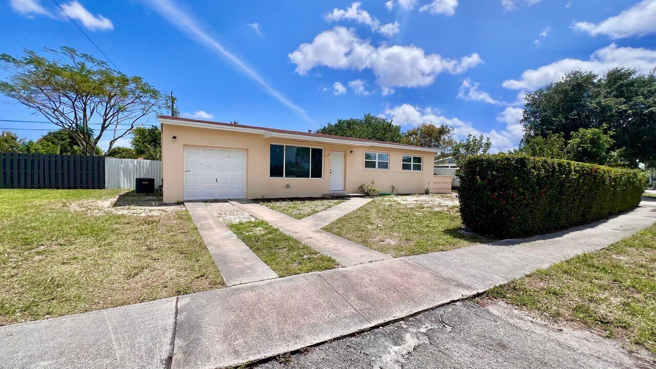 124 Abaco Dr in Palm Springs, FL - Building Photo