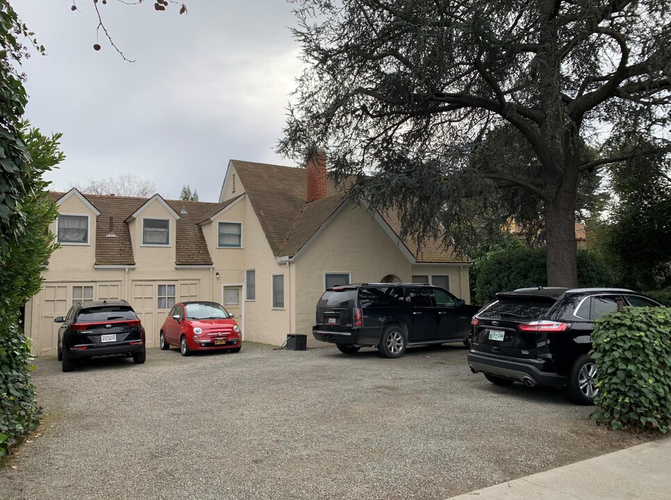 985 Santa Cruz Ave in Menlo Park, CA - Building Photo