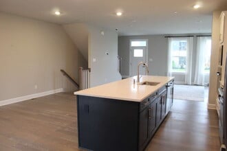 137 Marketplace Ave in Moon Township, PA - Foto de edificio - Building Photo