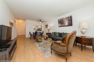 2581 Garden Dr S in Lake Worth Beach, FL - Building Photo