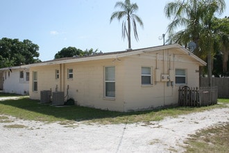 504 Collins Rd in Nokomis, FL - Foto de edificio - Building Photo