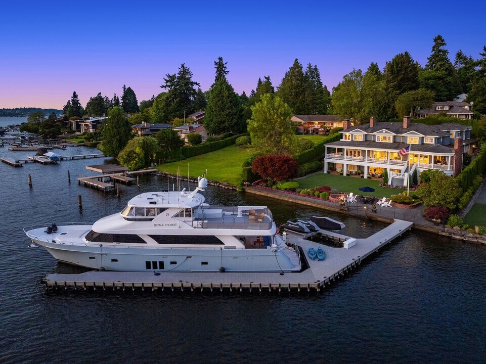 9011 NE 38th Pl in Yarrow Point, WA - Building Photo