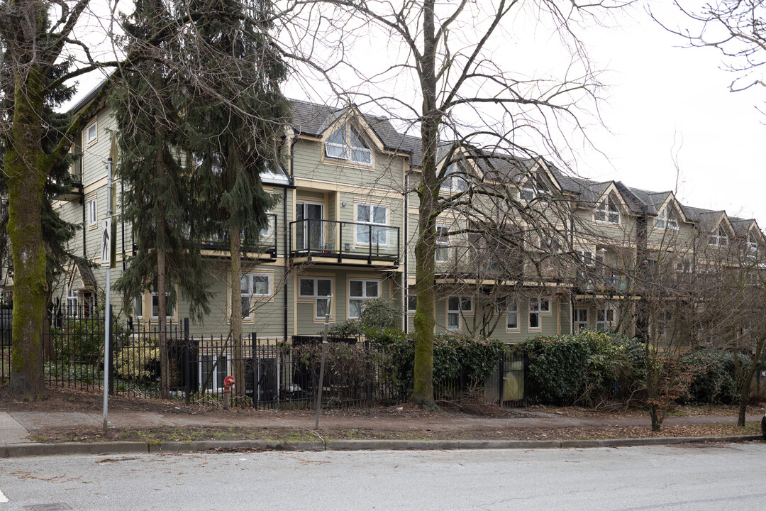 825 Salsbury Dr in Vancouver, BC - Building Photo