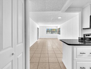 220 Lakeview Dr in Weston, FL - Building Photo - Building Photo