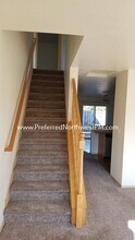 685 Pine Ct in Junction City, OR - Building Photo - Building Photo
