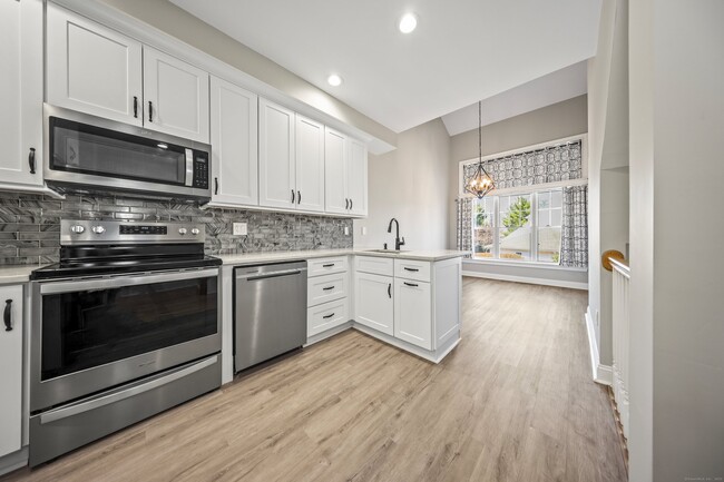 283 Silver Brook Rd in Orange, CT - Building Photo - Building Photo