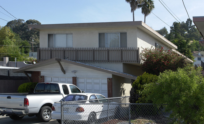 6912 Lacey Ave in Oakland, CA - Foto de edificio - Building Photo