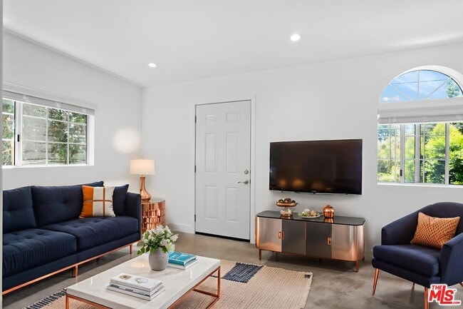 5543 Fallbrook Ave in Los Angeles, CA - Building Photo - Building Photo