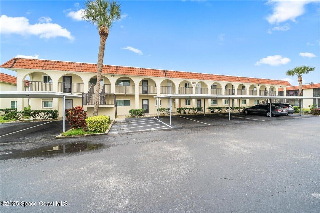 201 St Lucie Ln in Cocoa Beach, FL - Building Photo