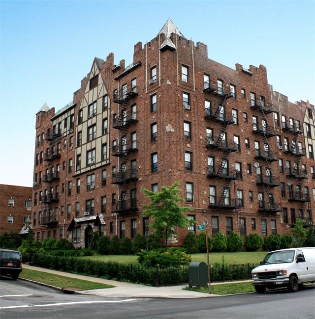 91-59 191st St in Jamaica, NY - Building Photo