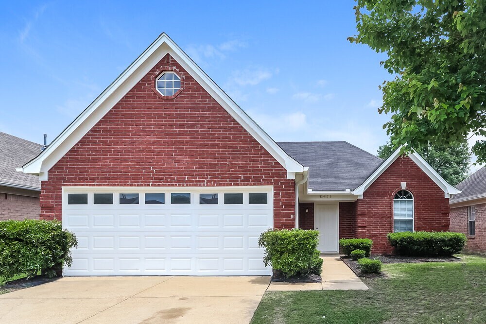 8456 Cross Point Dr in Olive Branch, MS - Building Photo