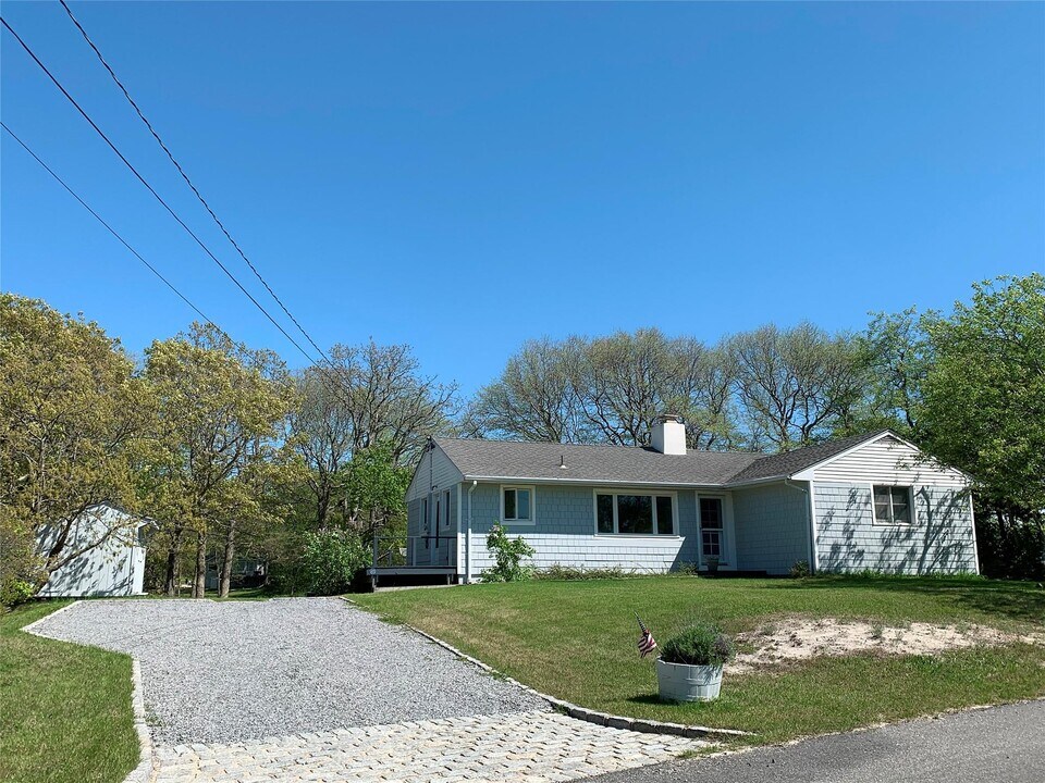 425 Lake Dr in Southold, NY - Building Photo
