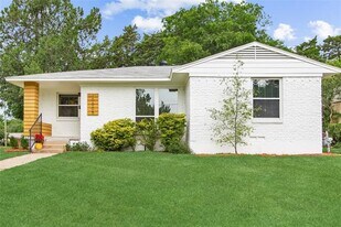 10005 Newcombe Dr in Dallas, TX - Building Photo