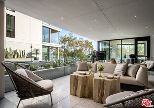 9001 Santa Monica Blvd in West Hollywood, CA - Foto de edificio - Building Photo