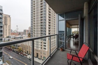 100 E 14th St, Unit 906 in Chicago, IL - Foto de edificio - Building Photo