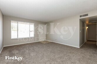 8807 W Mercer Ln in Peoria, AZ - Foto de edificio - Building Photo