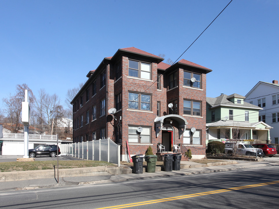 1615 E Main St in Waterbury, CT - Foto de edificio