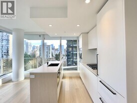 1365 Davie St in Vancouver, BC - Building Photo
