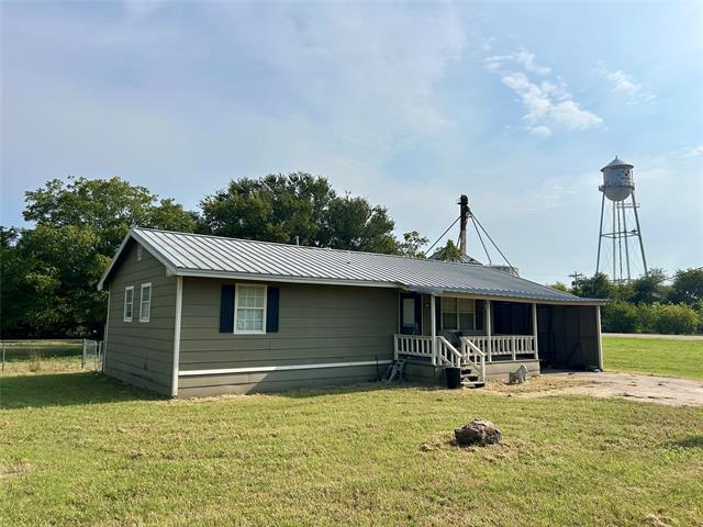 206 W King St in Tom Bean, TX - Building Photo