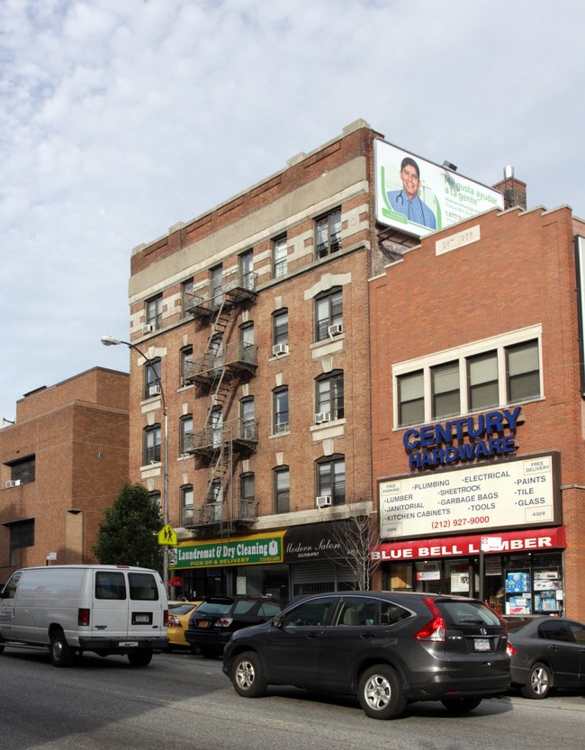 4305-4307 Broadway in New York, NY - Foto de edificio - Building Photo