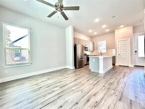 1830 NE Green Oaks Blvd in Arlington, TX - Building Photo - Building Photo