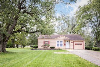 19229 Pierce Dr in Strongsville, OH - Foto de edificio - Building Photo