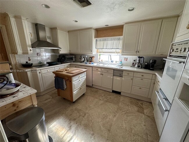 8001 SW 36th Terrace in Miami, FL - Building Photo - Building Photo