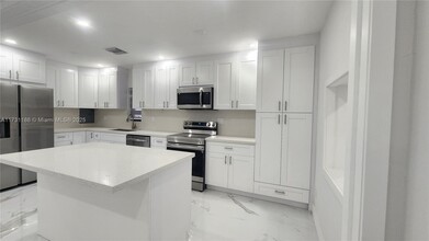 10330 SW 35th St in Miami, FL - Building Photo - Building Photo