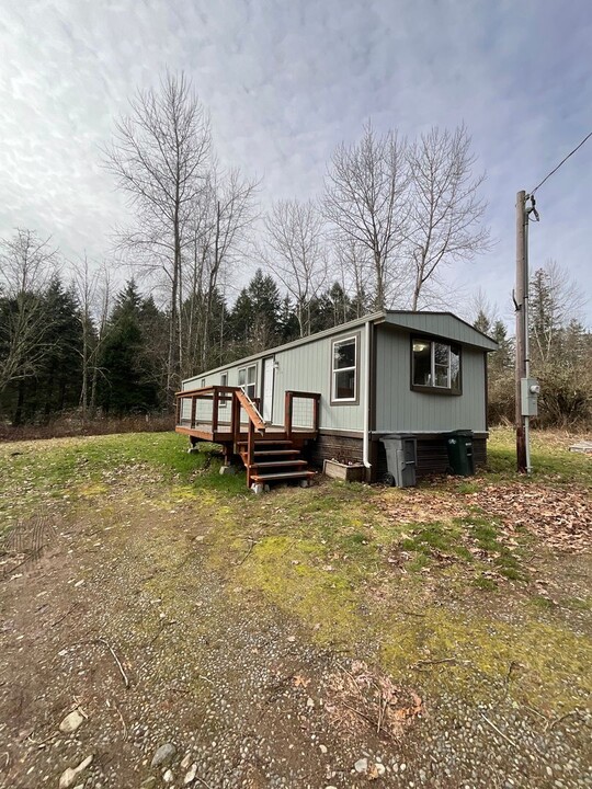 834 Tipsoo Loop S in Rainier, WA - Building Photo