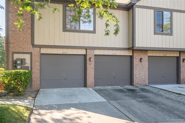 276 Meadow Bridge Dr in Rochester Hills, MI - Building Photo - Building Photo