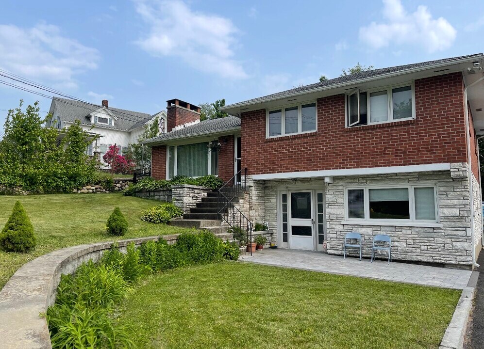 260 French St in Watertown, CT - Building Photo