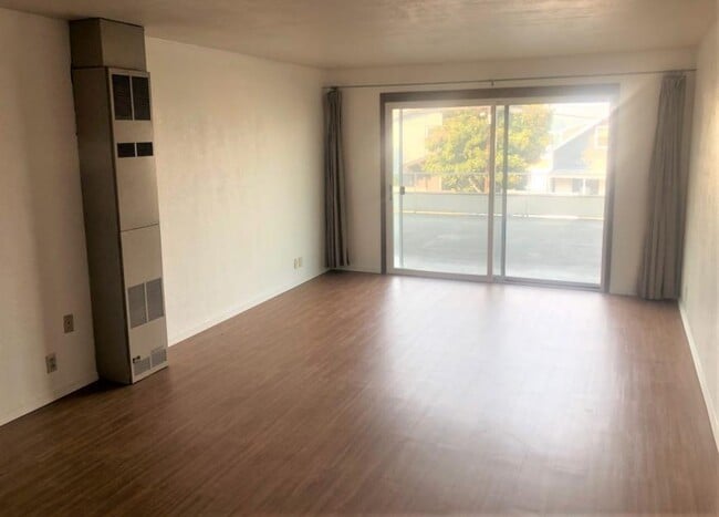 property at 633 W Nickerson St