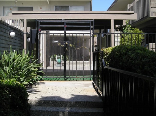 23105 Madison Avenue Apartments in Torrance, CA - Foto de edificio - Building Photo