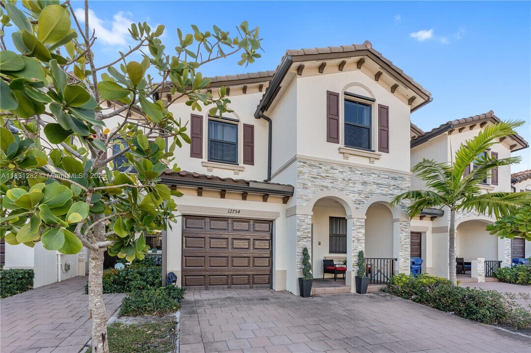 12754 SW 230th St in Goulds, FL - Foto de edificio