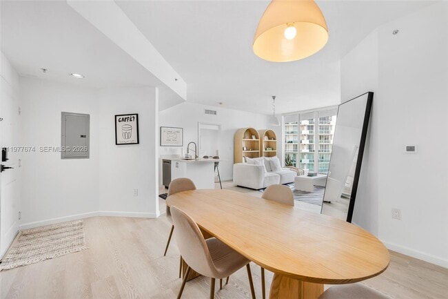 7910 Harbor Island Dr in North Bay Village, FL - Foto de edificio - Building Photo