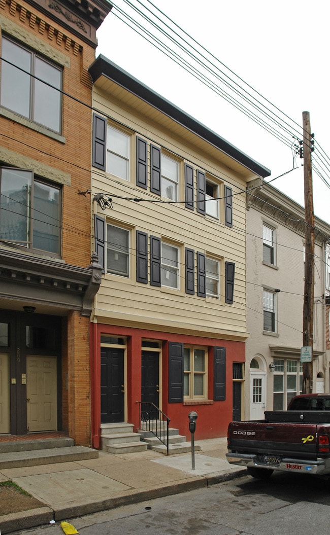 207 W 7th St