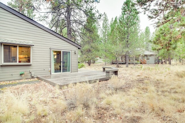 57690 Poplar Ln in Sunriver, OR - Foto de edificio - Building Photo