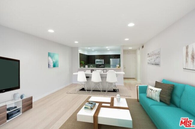 1025 N Kings Rd, Unit 107 in West Hollywood, CA - Building Photo - Building Photo