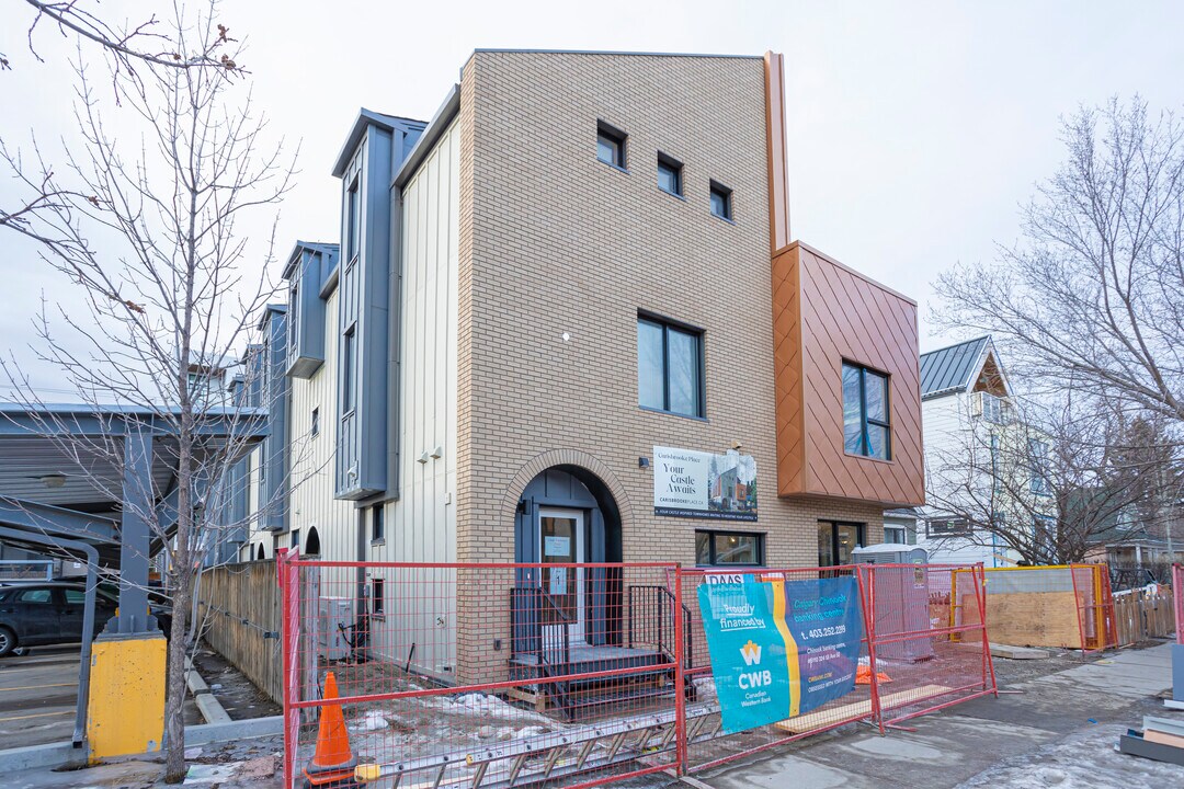 Carisbrook Place in Calgary, AB - Building Photo