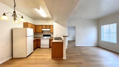 2071 Hussium Hills St, Unit 103 in Las Vegas, NV - Foto de edificio - Building Photo