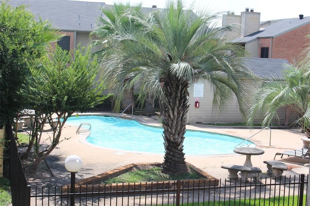 16111 Aspenglen Dr in Houston, TX - Building Photo