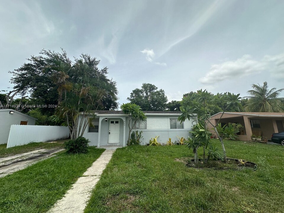 940 NW 34th Way in Fort Lauderdale, FL - Building Photo