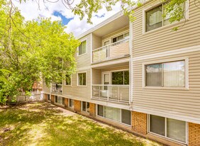 Amera Manor in Edmonton, AB - Building Photo