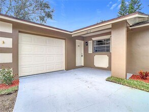 1612 Fox Run Dr in Tarpon Springs, FL - Building Photo - Building Photo
