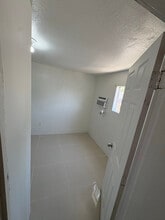 1331 SW 129th Ave in Miami, FL - Foto de edificio - Building Photo